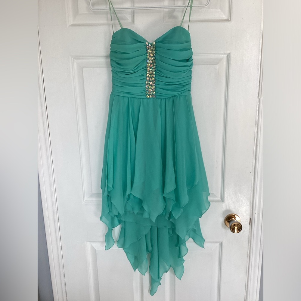 🛍️5/💲20🛍️ Strapless asymmetrical ruffle dress